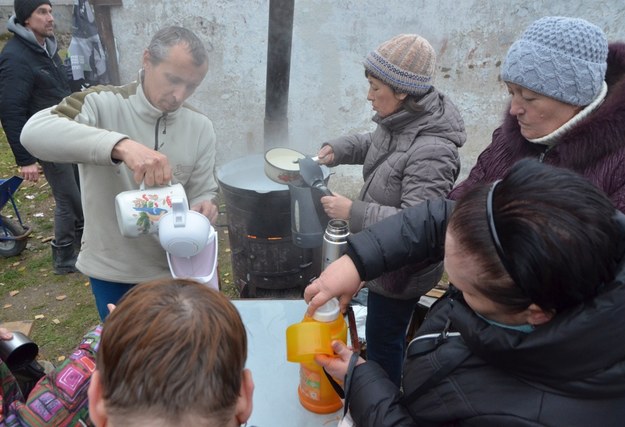 Wolontariusze rozdają gorące napoje i posiłki mieszkańcom Chersonia /IVAN ANTYPENKO /PAP/EPA