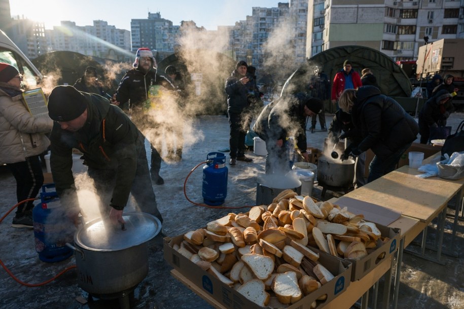 Wolontariusze rozdają podczas mrozów porcje ciepłej zupy oraz chleb mieszkańcom Kijowa - dwa pojazdy dostawcze wypełnione jedzeniem dotarły do stolicy Ukrainy z Krakowa; luty 2026 /Vladyslav Musiienko /PAP