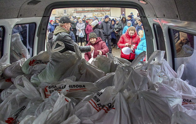 Wolontariusze rozdają pomoc humanitarną mieszkańcom przedmieść Charkowa w północno-wschodniej części Ukrainy. /SERGEY KOZLOV /PAP/EPA