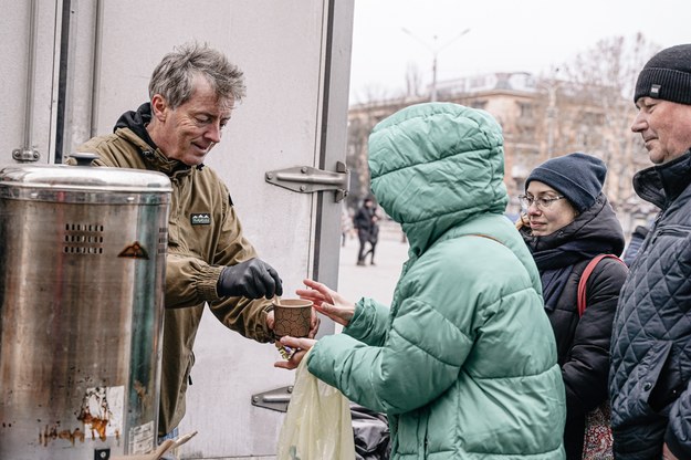 Wolontariusze rozdają przygotowane przez siebie posiłki oraz gorące napoje mieszkańcom wyzwolonego spod rosyjskiej okupacji Chersonia /PAP