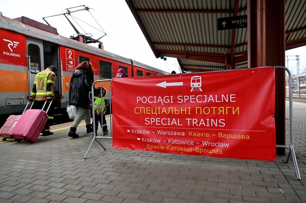 Wolontariusze rozdają żywność i wodę uchodźcom, którzy przyjechali pociągiem specjalnym ze Lwowa na Dworzec Główny PKP w Przemyślu /Darek Delmanowicz /PAP