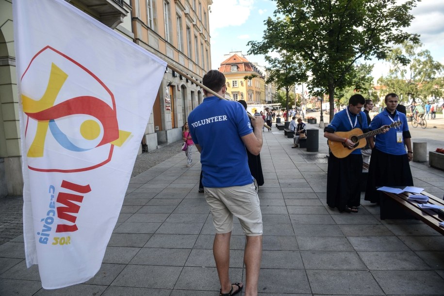 Wolontariusze ŚDM są widoczni także w Warszawie /Jakub Kaminski /PAP