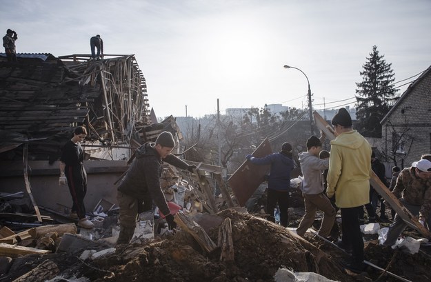 Wolontariusze sprzątają gruz na miejscu rosyjskiego ataku /MIKHAIL PALINCHAK /PAP/EPA