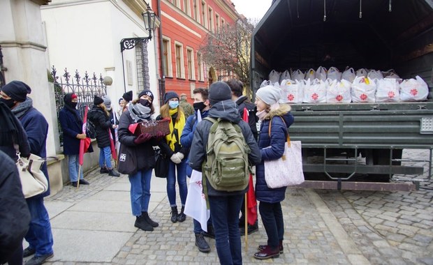 Wolontariusze we Wrocławiu rozdali paczki bezdomnym