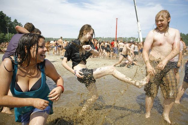 Woodstockowiczom tylko jedno w głowie (fot. Krystian Maj) /Reporter