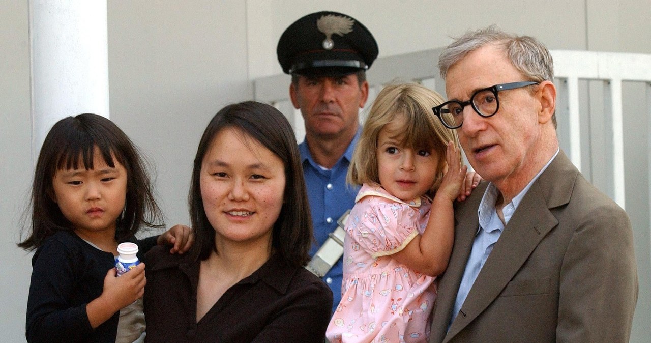 Woody Allen z żoną Soon-Yi i dwoma adoptowanymi córkami /REPORTER /East News