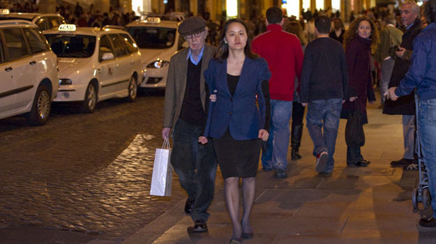 Woody Allen z żoną Soon-Yi Previn wzbudzają na rzymskich ulicach spore zainteresowanie /