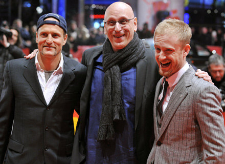 Woody Harrelson, Oren Moverman i Ben Foster przed pokazem filmu "The Messenger" w Berlinie /AFP