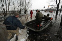 WOPR i wojsko pomagają mieszkańcom Ostrówka