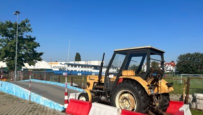 WORD przy Radarowej zawiesił działalność. Egzaminy uniemożliwił postawiony tam... ciągnik