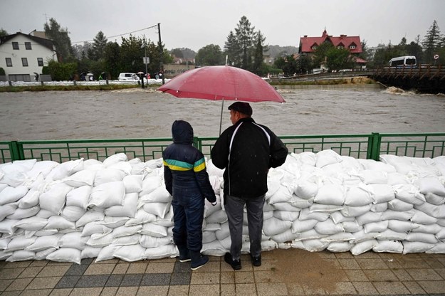 Worki z piaskiem na brzegu Białej Głuchołaski w Głuchołazach /SERGEI GAPON/AFP/East News /East News