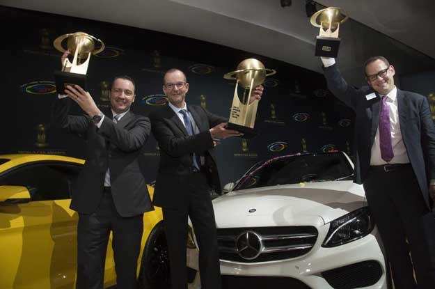 "World Car Awards 2015" w rękach  przedstawicieli  Mercedesa /Informacja prasowa