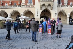 Woskowe podobizny Clinton i Trumpa na Rynku Głównym w Krakowie