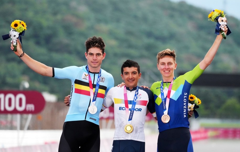 Wout van Aert of Belgium, Richard Carapaz i Tadej Pogacar /CHRISTOPHER JUE /PAP/EPA