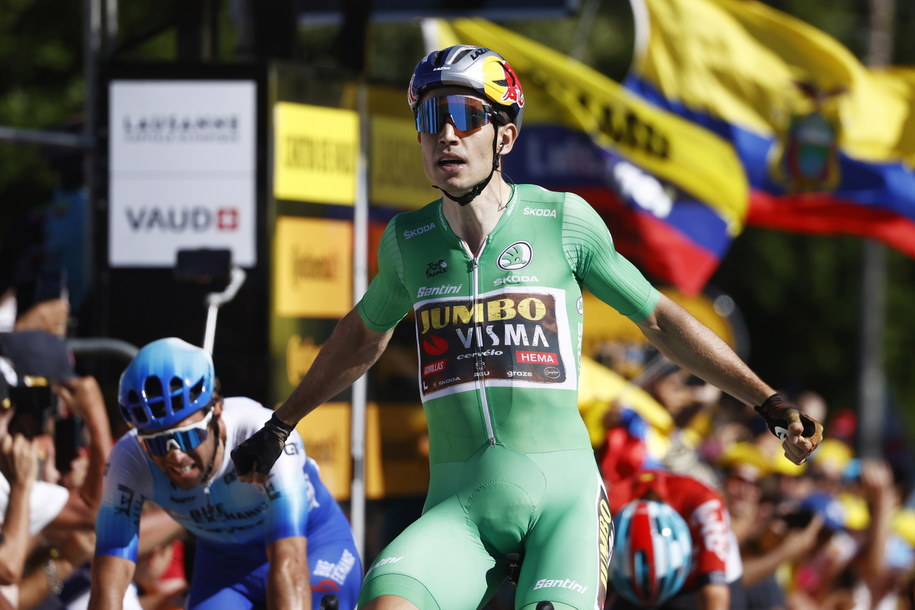 Wout Van Aert triumfuje /GUILLAUME HORCAJUELO  /PAP/EPA