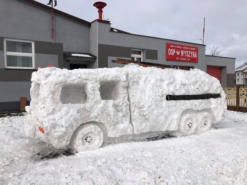 Wóz, który ze śniegu zbudowali sobie strażacy / Fot: OSP Wyszyna/Facebook /Informacja prasowa