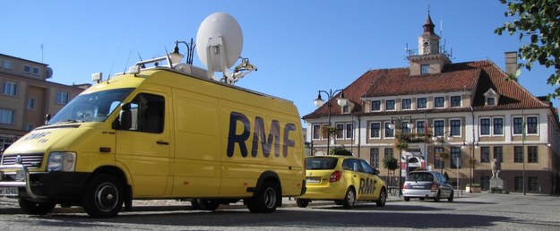 Wóz satelitarny i auto reporterskie RMF FM na rynku w Olsztynku /Daniel Pączkowski /Archiwum RMF FM