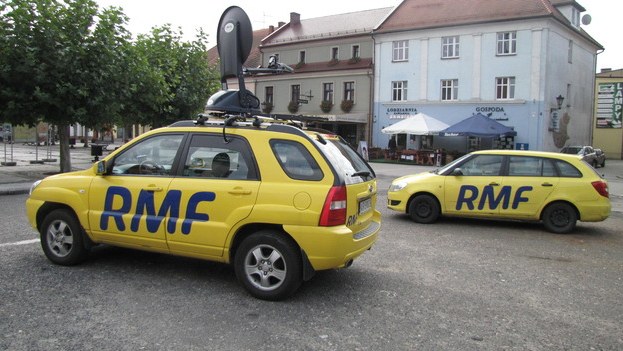 Wóz satelitarny RMF FM gotowy do emisji cyklu Twoje Miasto /RMF FM
