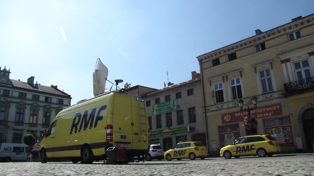 Wóz satelitarny RMF FM na rynku w Oświęcimiu /Kamil Młodawski /RMF FM