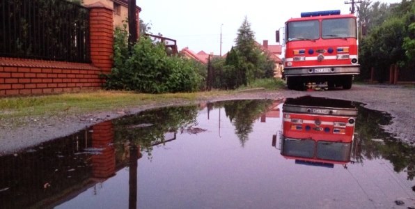 Wóz strażacki na jednej z ulic Żyrardowa /Roman Osica /RMF FM