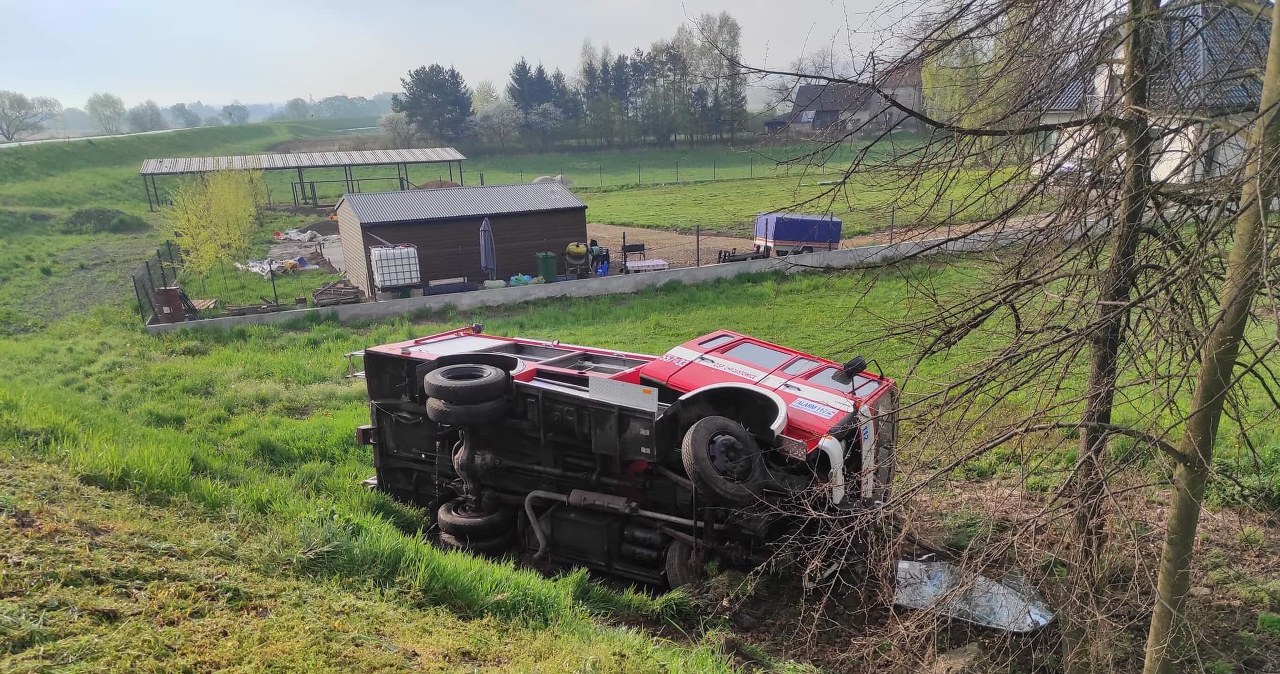 ​Wóz strażacki spadł ze skarpy. Jedna osoba poszkodowana