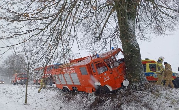 Wóz strażacki uderzył w drzewo. Dwie osoby poszkodowane