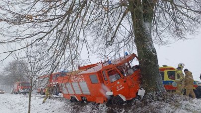 Wóz strażacki uderzył w drzewo. Dwie osoby poszkodowane