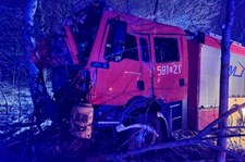 Wóz strażacki uderzył w drzewo. Ranni ratownicy