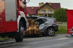 Wóz strażacki zderzył się z osobówką w Jarosławiu
