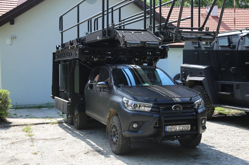 Wóz szturmowy na bazie Toyoty Hilux /Policja