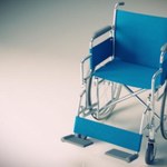 Wózek inwalidzki, który pokona przeszkody i schody
