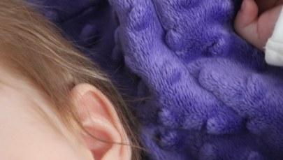 Wózek z dzieckiem staczał się na jezdnię, pijana matka nie reagowała