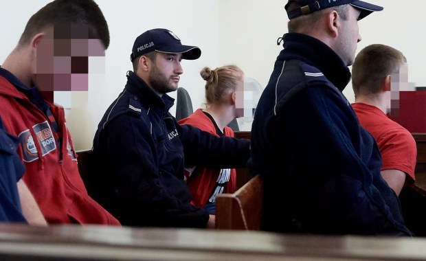 Wozili 18-latka w bagażniku, bili i przypalali papierosami. Stanęli przed sądem