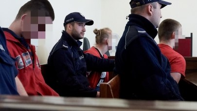 Wozili 18-latka w bagażniku, bili i przypalali papierosami. Stanęli przed sądem