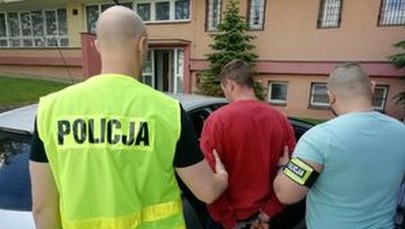 Wozili kobietę w bagażniku. Chcieli ją zmusić do pożyczenia pieniędzy