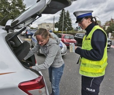 Wozisz w bagażniku jedną z tych rzeczy? Policjant zabierze dowód rejestracyjny