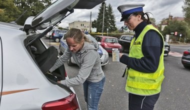 Wozisz w bagażniku jedną z tych rzeczy? Policjant zabierze dowód rejestracyjny