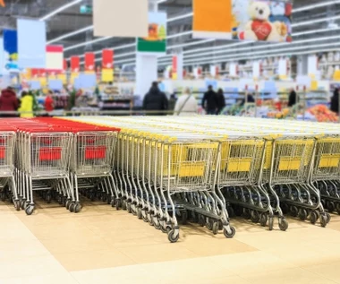 Wózki i kosze niespodzianki w sklepach Auchan i Carrefour. Nietypowe promocje w supermarketach