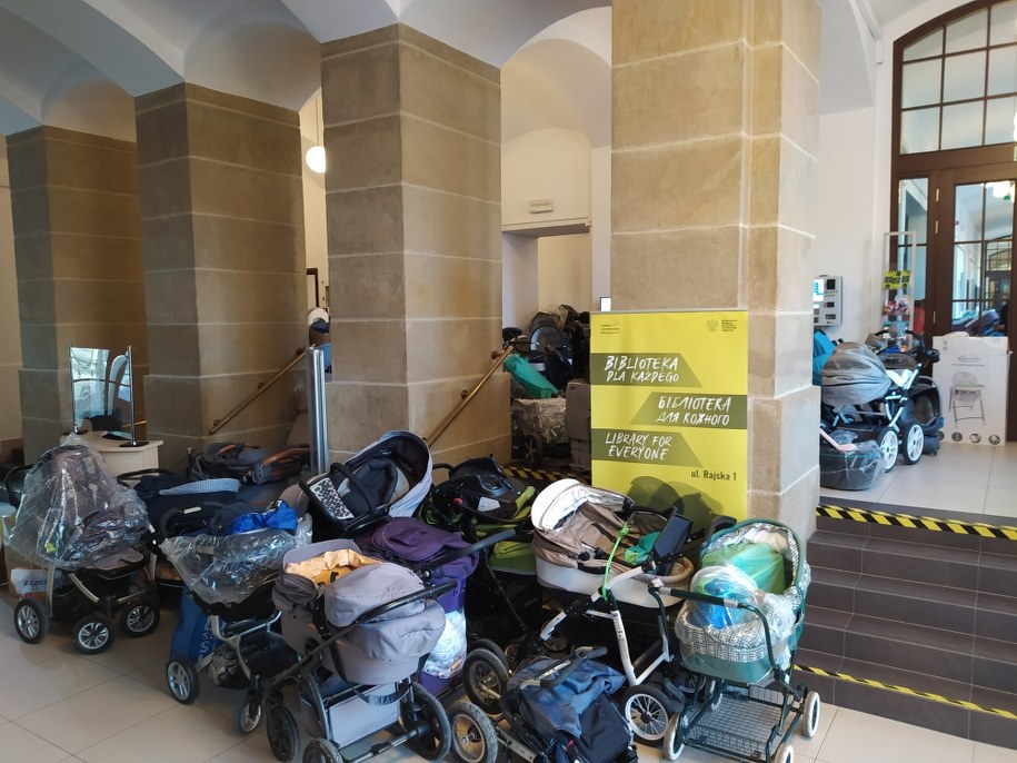 Wózki w Wojewódzkiej  Bibliotece Publicznej w Krakowie /Przemek Błaszczyk /RMF MAXX