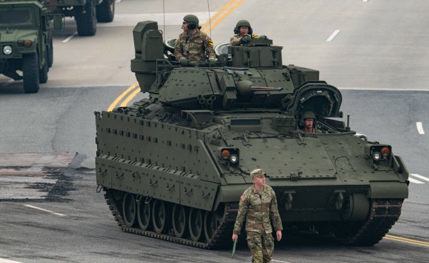 Wozy bojowe Bradley i czołgi Abrams. Trump gromadzi siły na Bliskim Wschodzie
