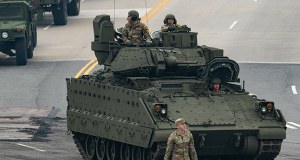 Wozy bojowe Bradley i czołgi Abrams. Trump gromadzi siły na Bliskim Wschodzie