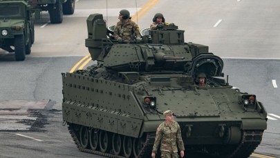 Wozy bojowe Bradley i czołgi Abrams. Trump gromadzi siły na Bliskim Wschodzie