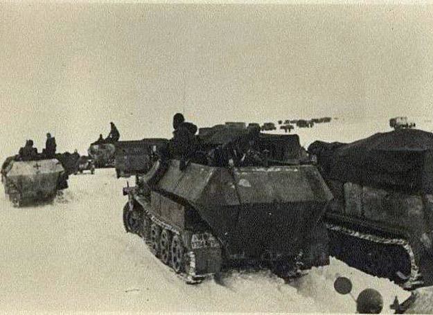 Wozy pancerne Dywizji "Grossdeutschland" w zimowej scenerii /Odkrywca