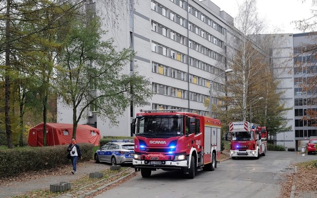 Wozy straży pożarnej przed budynkiem szpitala Uniwersyteckiego Centrum Klinicznego w Katowicach, gdzie doszło do pożaru jednej z sal na siódmym piętrze placówki / 	Andrzej Grygiel    /PAP