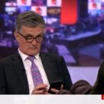 Wpadka w brytyjskiej telewizji. Prezenter z nogami na biurku