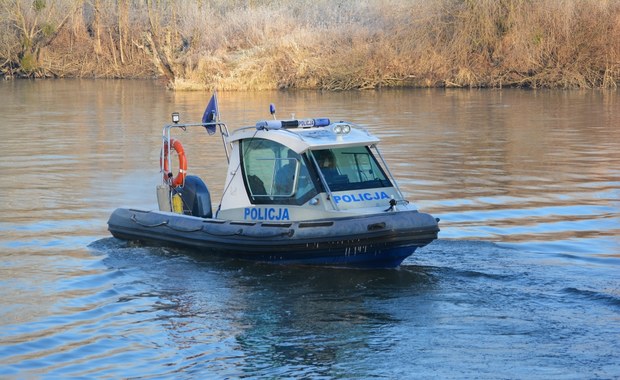 Wpadł mercedesem do stawu. Policja odnalazła kierowcę