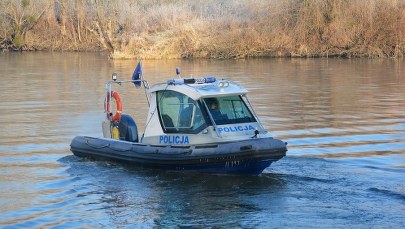 Wpadł mercedesem do stawu. Policja odnalazła kierowcę