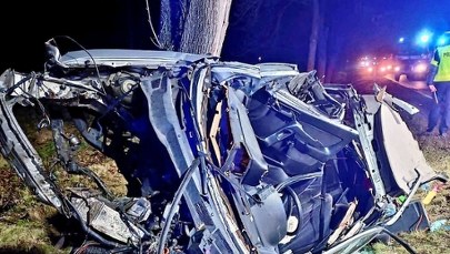 Wpadł w poślizg, uderzył w drzewo. Tragedia na Dolnym Śląsku