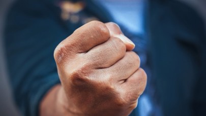 Wpadł w szał na przyjęciu. Dotkliwie pobił 11 mundurowych