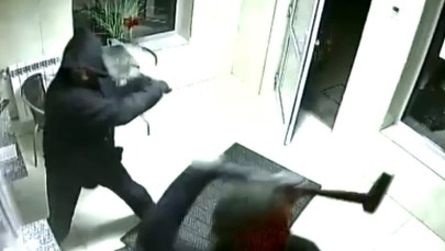 Wpadli do kantoru uzbrojeni w młoty wyburzeniowe. Jest areszt dla dwóch złodziei